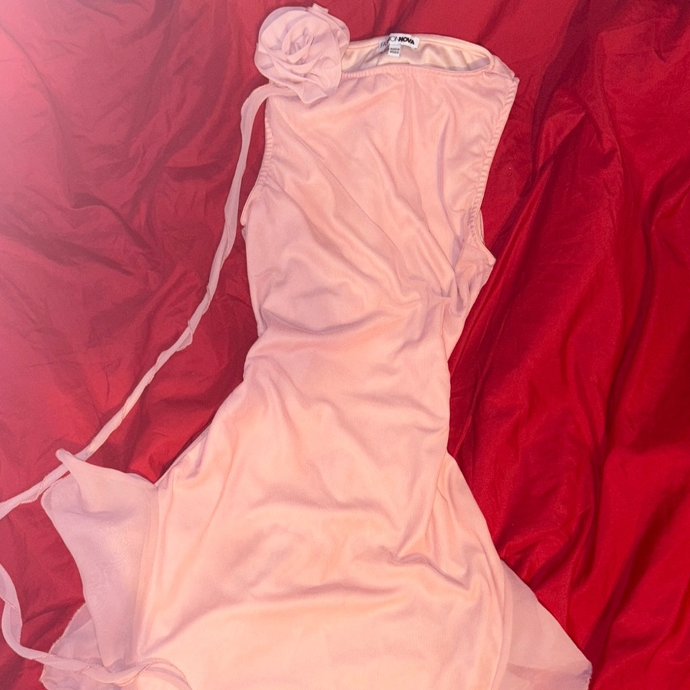 Elegant Pink Flowy Jellyfish-Inspired Dress with Shoulder Flower